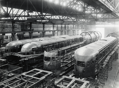 804586 Afbeelding van enkele in aanbouw zijnde bakken van electrische treinstellen mat. 1936 van de N.S. bij Werkspoor ...